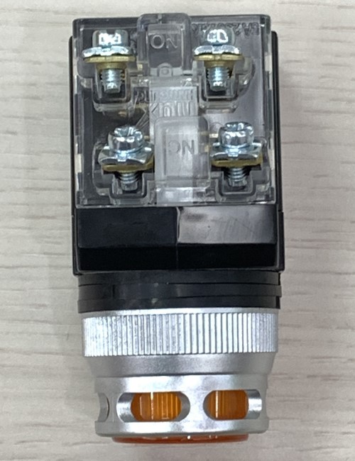 Nút nhấn có đèn LED màu vàng phi 30 CR-304-A0-Y